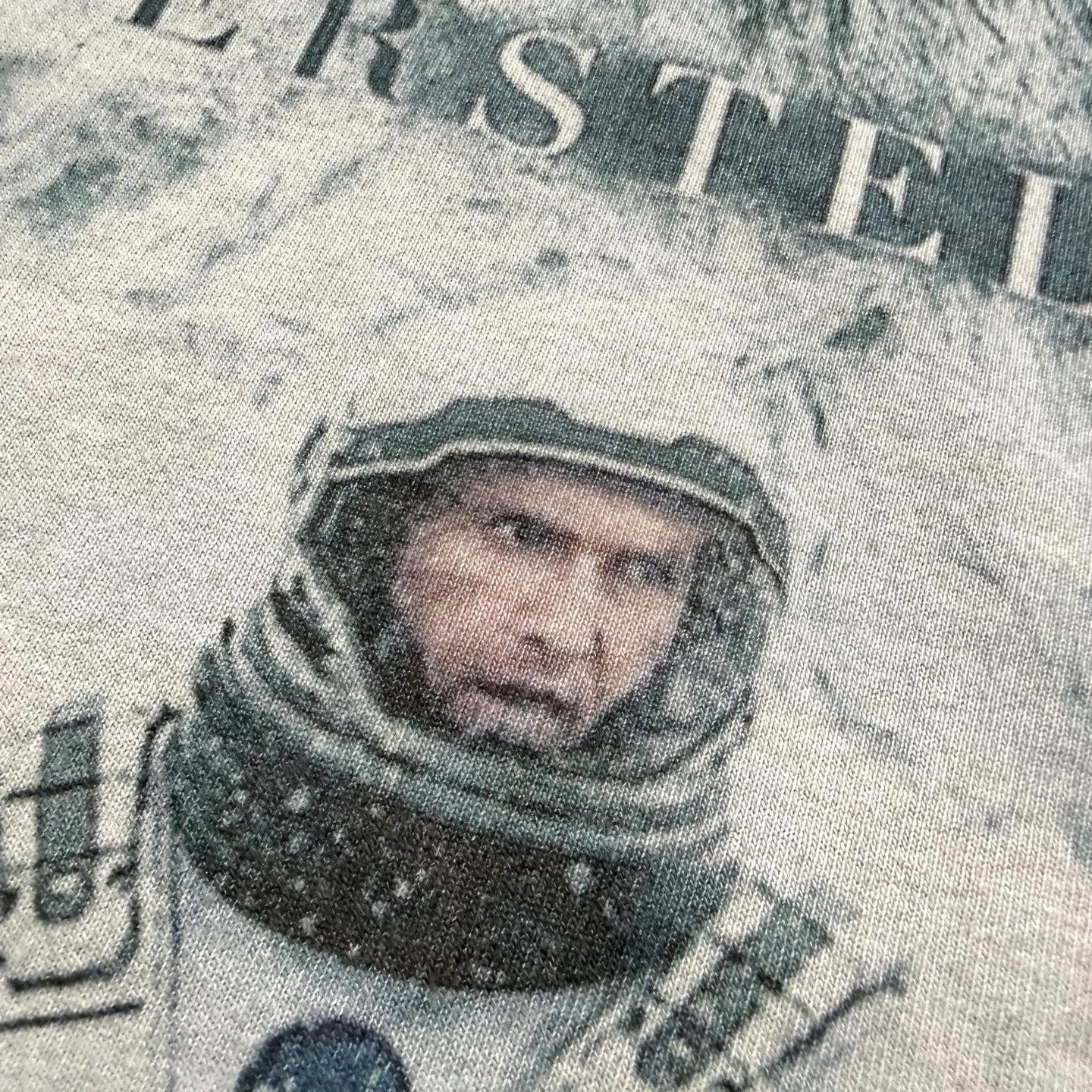 P138 #CTS-115 Saint When the Ever Given spacecraft in the movie "Interstellar" passed by the rings of Saturn, I suddenly understood the metaphor of NASA's secret base: from farming civilization to interstellar colonization, humans are essentially still repeating the cycle of sowing and harvesting. The difference is that this time we want to plant the fire of civilization on the edge of the black hole. "Those who look up at the starry sky will eventually become the starry sky itself; and those who lower their heads to calculate the probability of survival have already turned into formulas on their tombstones." "Love is the one thing that transcends time and space. " "The future is in our hands. "